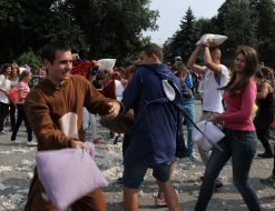 Молодые люди дерутся подушками