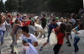 Молодые люди дерутся подушками