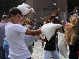 Молодые люди дерутся подушками