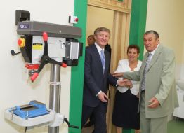 Rinat Akhmetov examines school