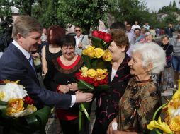Rinat Akhmetov gives flowers 