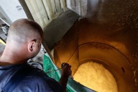 Співробітник Фабрики банкнотного паперу