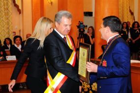 Alexey Kostusev awards Sergey Grinevetsky