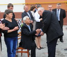 Nikolay Azarov presents the keys to the apartment