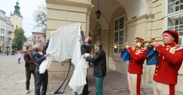 The monument in the form of silhouettes of archer