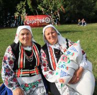 Женщины в украинских национальных костюмах