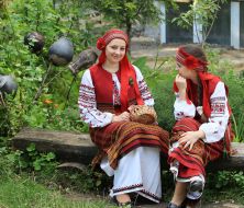 Девушки в украинских национальных костюмах