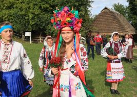 Девушка в украинском национальном костюме 