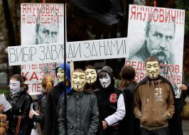 The members of the Movement of the Guy Fawkes in masks