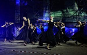 Перфоманс  LA PORTE D'OR