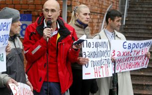 Vitaliy Chernyakhovskiy and Oksana Kostyukevich during the action