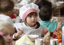 Дівчинка їсть суп