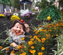 Игрушки на территории детского сада