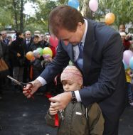 Александр Попов на открытии детского сада