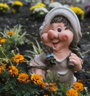 Игрушки на территории детского сада