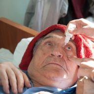 Літній чоловік у відділенні очної травми