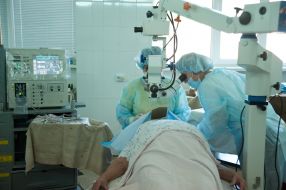 Лікарі проводять операцію