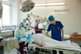 Лікарі проводять операцію