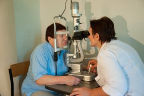 Чоловік перевіряє зір