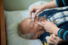 Літній чоловік у відділенні очної травми