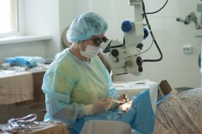 Лікарі проводять операцію