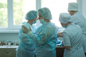 Лікарі готуються до операції