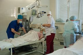 Лікарі проводять операцію