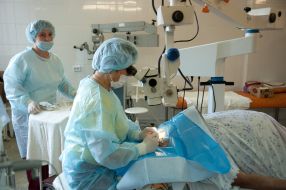 Лікарі проводять операцію