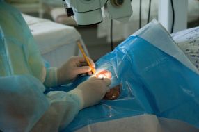 Лікарі проводять операцію