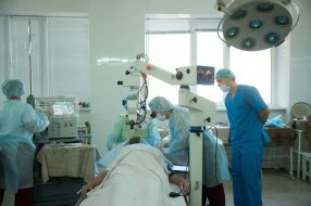 Лікарі проводять операцію