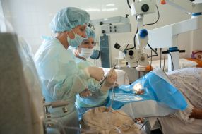 Лікарі проводять операцію