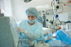 Лікарі проводять операцію