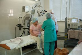 Лікарі проводять операцію