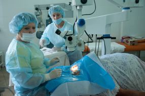 Лікарі проводять операцію