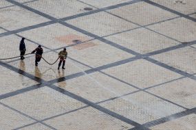 Сотрудники аварийно-спасательной службы