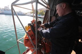 Члени команди рятувального судна Чорноморського флоту "ЕПРОН"