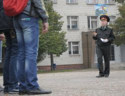 The officer talks to recruits