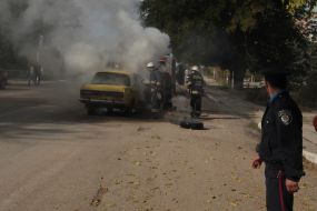 Пожарные тушат горящий автомобиль