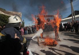 Пожарный тушит горящее чучело