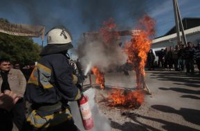 Пожарный тушит горящее чучело