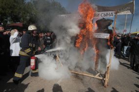 Employee GUCHS extinguishes a burning effigy