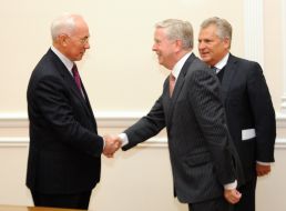 Nikolay Azarov, Pat Koks i Aleksandr Kvasnevsky