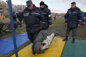 Спасатели несут пострадавшего