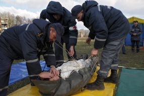 Спасатели несут пострадавшего