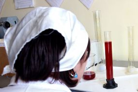 Demonstration of new laboratory equipment for winemaking