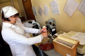 Demonstration of new laboratory equipment for winemaking