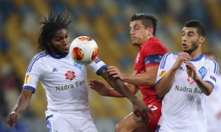 Demersi Mbokani, Younes Belhanda and Dennis Hediger