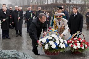 Laying-on of flowers to Monument of Eternal Glory
