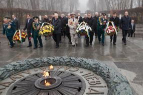 Laying-on of flowers to Monument of Eternal Glory