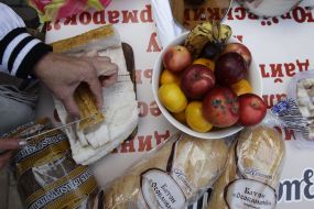 Action-Performance "Caroling on tax"